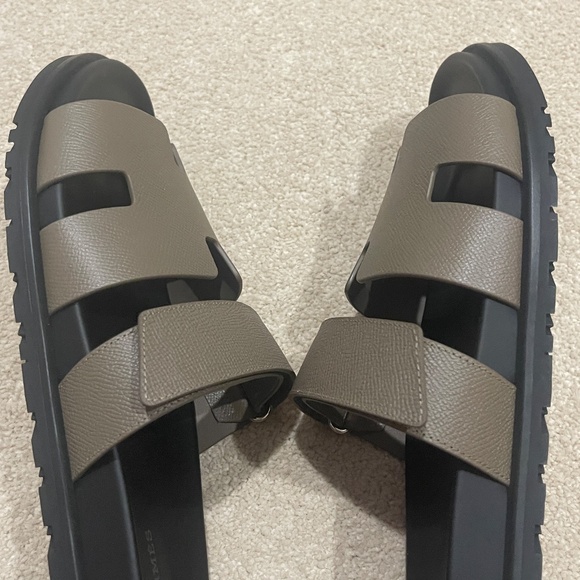 Coveted Hermès Brand New, Unworn Men\'s Etoupe Epsom Chypre sandals - Size 43 main image 7